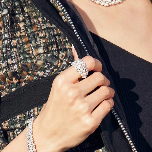 Brand New APM Monaco Chunky Pearl Ring. Size 7 - Picture 2 of 2